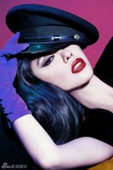 组图：巩新亮写真秀火辣身材 傲人上围呼之欲出