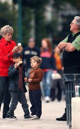 幻灯：皮特父母领孙子逛街 兄妹边走边吃冰淇淋