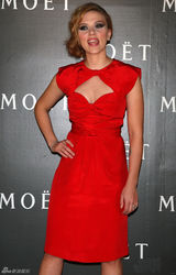 高清组图：斯嘉丽-约翰逊东京红衣代言