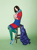 组图：韩星赵允熙携爱犬拍写真 靓丽色彩添浪漫