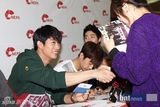 组图：人气组合2PM粉丝签名会 全员亮相亲和阳光