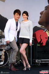 组图：吴亚馨拍吻戏调戏腼腆男 开火锅店圆梦