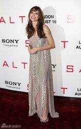 高清图：《特工绍特》伦敦首映 朱莉银装素裹秀妖娆