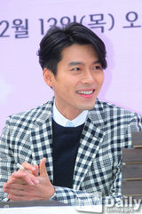 组图：韩星玄彬格子正装站台 男神魅力难挡