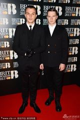 组图：2013全英音乐奖男星帅气亮相红毯