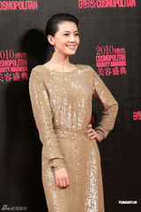 组图：周慧敏白纱裙飘逸现身 小腹扁平力证未怀孕