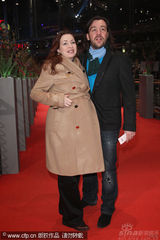 幻灯图：《孩子们没事》首映 朱丽安-摩尔黑裙性感