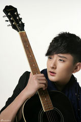 组图：于小彤曝光新写真 音乐达人狂野不羁