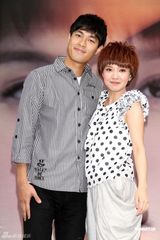 幻灯：郭采洁与杨佑宁有吻戏 笑言：男歌迷别介意 