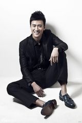 组图：戚迹黑白写真着西服朝气十足