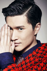 组图：陆昱霖酷炫写真 多变气质展双重魅力