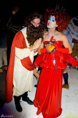 组图：希尔顿变装扑克女佣 阿诺长子扮亚里士多德