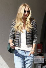 组图：超模罗茜花呢外套配仔裤靓丽出街