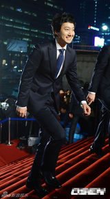 组图：朴海日满脸微笑西装笔挺走红毯