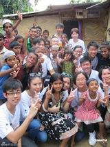 组图：梁祖尧探访孟加拉国 为失明儿童送温暖