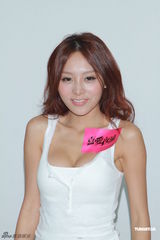 组图：《喜爱夜蒲》拍海报 何佩瑜展酥胸抢风头