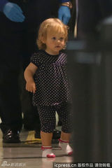 组图：萨科齐携妻女现身机场 可爱小千金罕曝光