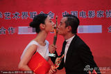组图：百花奖后台掠影 获奖者难掩激动神采飞扬