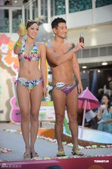 组图：Jessica C比基尼秀美胸俏臀 自曝找到新对象