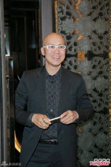 组图：陈晓东迎娶小12岁女友 母亲开心派喜糖