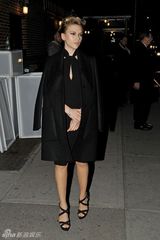 组图：斯嘉丽穿黑色及膝裙裹大衣美丽冻人