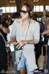 组图：张根硕等亮相机场赴日本参加音乐庆典