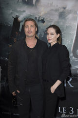 组图：朱莉中性装扮亮相皮特新片巴黎首映