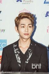 组图：EXO学院风亮相马尼拉记者会 SHINee时尚