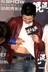 《混混天团》首映 众姝竞艳立威廉秀腹肌(组图)