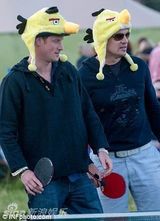 组图：哈里王子扮愤怒的小鸟 大展乒乓球技