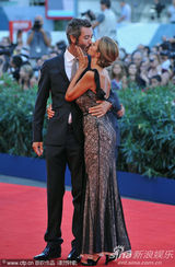 闭幕红毯女星莎柏琳娜-多纳代尔获两男护花