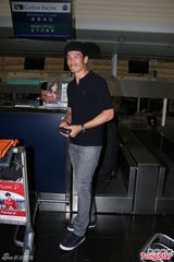 组图：陈豪启程加拿大办婚宴 拒谈陈茵媺怀孕