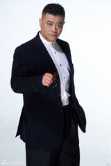 组图：姜彤全新写真亲切搞怪 展多面魅力