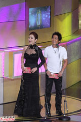 组图：澎恰恰许效舜获金钟综艺节目主持人奖