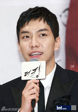 组图：李胜基河智苑出席《TheKing2hearts》发布会