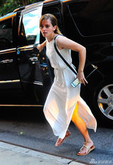 组图：沃特森白色连衣裙出街 下车飞奔秀美腿