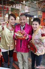 组图：曾志伟带队放天灯祈愿 走访台湾贺年美食