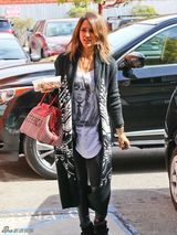 组图：阿尔芭休闲简装外出神情愉悦 展熟女魅力