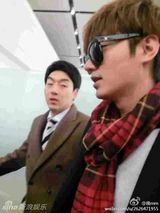 组图：李敏镐现身武汉 疯狂粉丝挤倒200斤记者