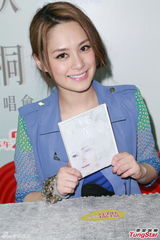 组图：阿娇穿性感裤袜亮相 羡慕蔡依林恋情稳定