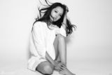组图：辛芷蕾黑白写真展现性感大气女性风采