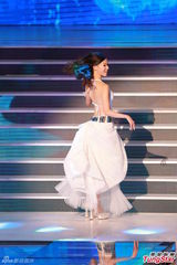 组图：港姐大尺度深V秀乳沟 背部全裸纤腰曼妙