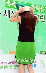 组图：韩星韩艺瑟出席活动 戴圣诞帽应雪景