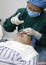 组图：48岁黄舒骏为24岁娇妻微整形回春