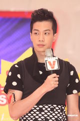 组图：阿雅主持选秀节目 吴建豪靠健身维持肌肉