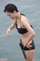 组图：《法网嚣雄》探班 王君馨比基尼上演出浴记