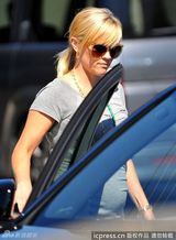 组图：威瑟斯彭身怀六甲显孕味 墨镜出街气场十足