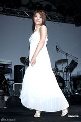 幻灯图：江美琪为演唱会瘦身 白裙飘飘温婉可人