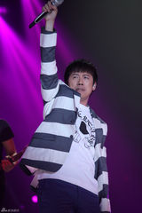 组图：周笔畅睡衣扮猫女 邓紫棋自弹自唱