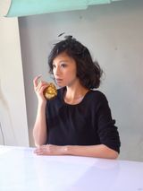 组图：章龄之时尚写真显气场 浓重烟熏妆展熟女魅力